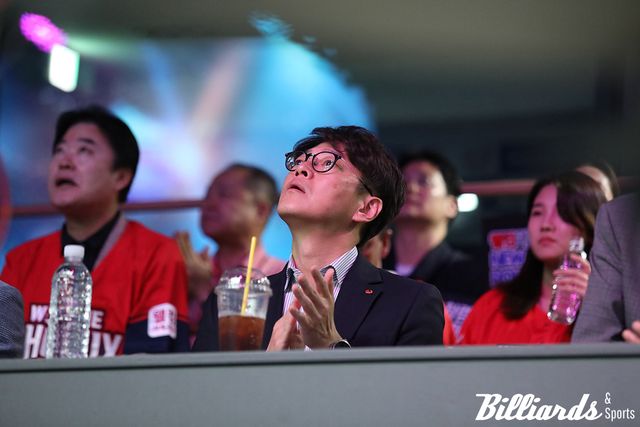 결승전에서 조건휘를 응원하고 있는 웰컴저축은행의 윤현식 단장.