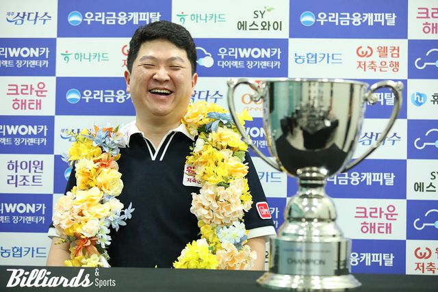 결승전이 끝난 후 조건휘가 밝은 미소로 기자들의 질문에 답하고 있다.