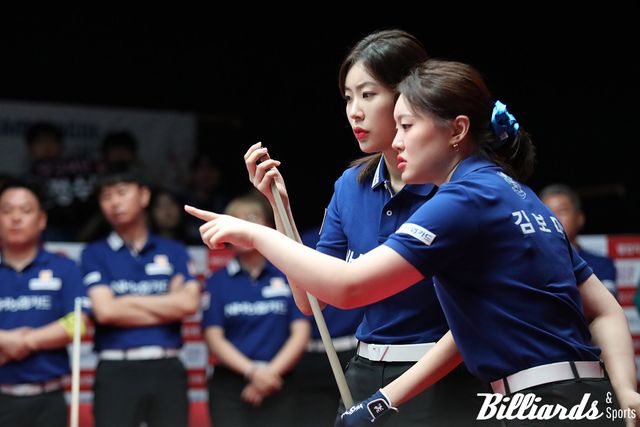 PBA 팀리그 중 여성복식 세트에서 호흡을 맞추고 있는 김보미와 정수빈.