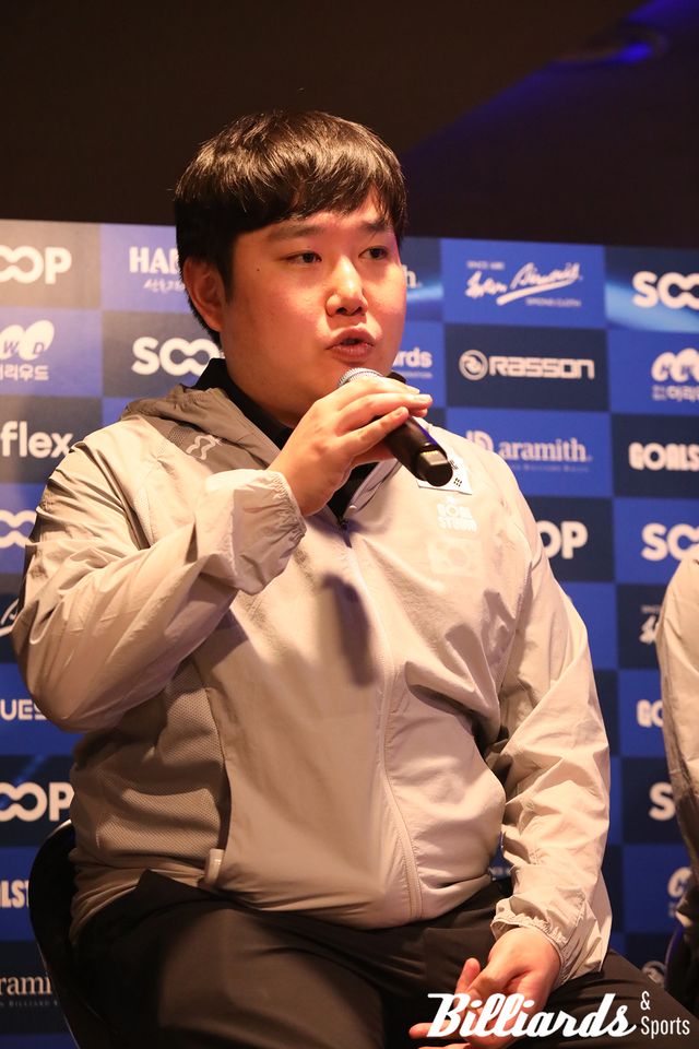 국가대표 기자회견에서 질문에 답하고 있는 이대규