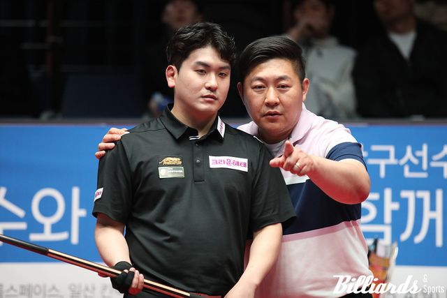신중하게 샷을 의논 중인 오태준-김동준.
