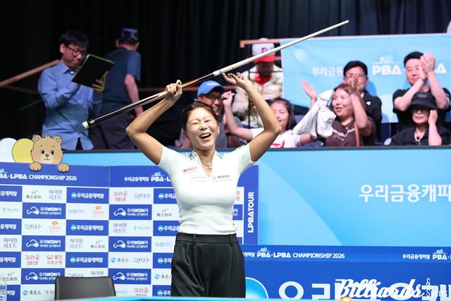 우승 순간 큐를 높이 들고 기뻐하는 김가영.