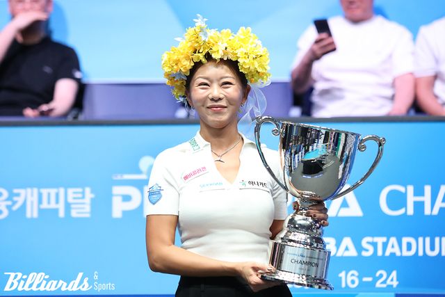 프로당구 시즌 개막전에서 우승을 차지하며 통산 19승을 달성한 김가영이 꽃왕관을 머리에 쓰고 있다. 사진=고양/이용휘 기자