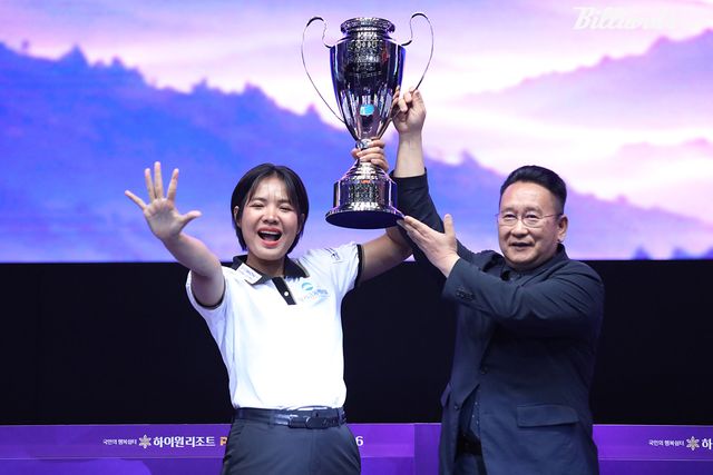 강원랜드 전제만 ESG 상생본부장에게 우승트로피를 받은 스롱.