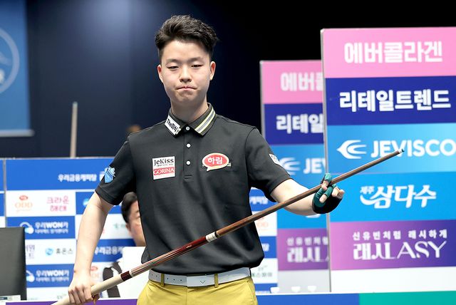 프로당구 최연소 월드챔피언 김영원(하림)이 에디 레펀스(하이원리조트)를 16강에서 꺾고 8강에 진출했다.&nbsp; 사진=PBA 제공