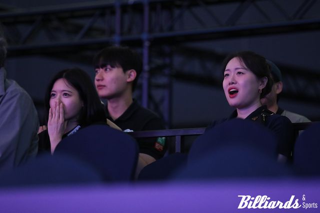 '하이원리조트 PBA 챔피언십' 준결승전에서 신정주를 응원하고 있는 서한솔(좌)과 김보미(우). 사진=정선/이용휘 기자