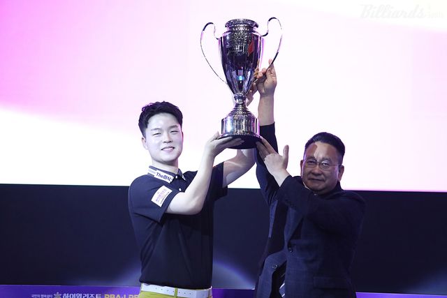 강원랜드 전제만 ESG 상생본부장에게 우승트로피를 받은 김영원.