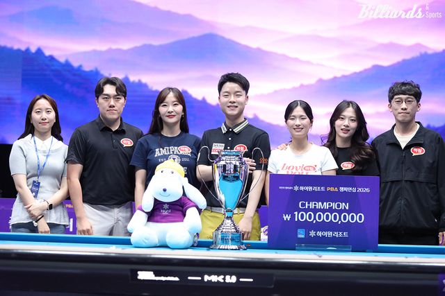 김영원의 우승을 축하하는 소속 팀 하림 선수들.