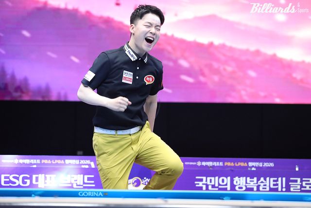 우승 후 펄쩍 뛰며 기뻐하는 김영원.