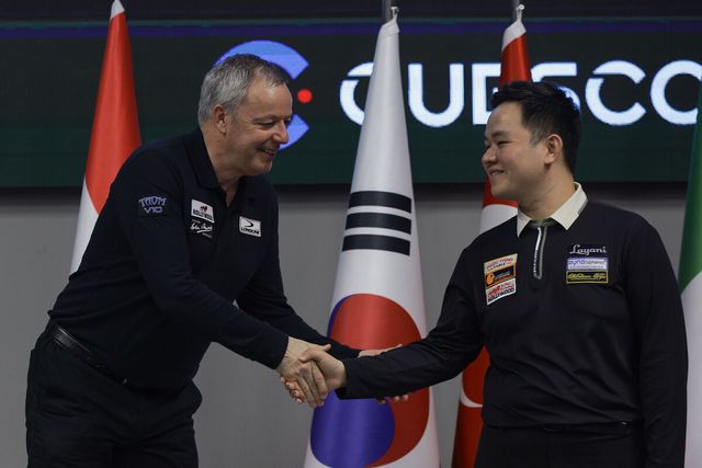 시상식에서 악수를 나누는 야스퍼스와 바오프엉빈.