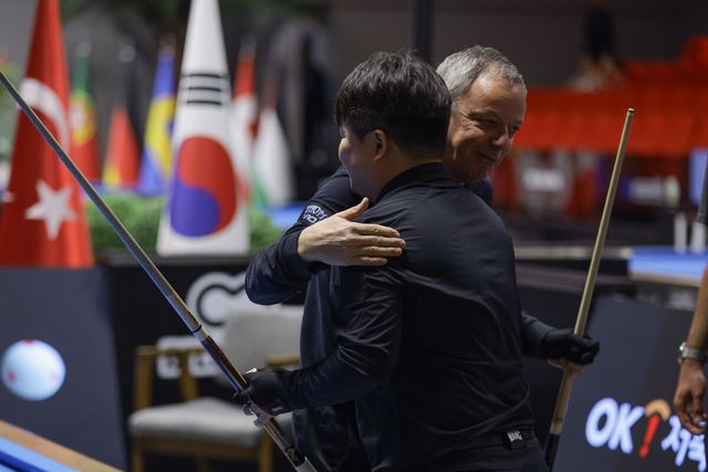 1점 차의 치열한 승부를 마무리하고 포옹하는 조명우와 야스퍼스.
