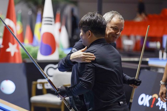 결승전 후 조명우와 포옹을 나누고 있는 딕 야스퍼스.