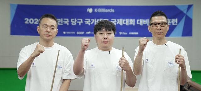 이번 대회에 국가대표로 출전한 (왼쪽부터) 백민후, 이대규, 이근재가 대한당구연맹 스누커전용훈련장에서 결의를 다지고 있다. 사진=대한당구연맹 제공