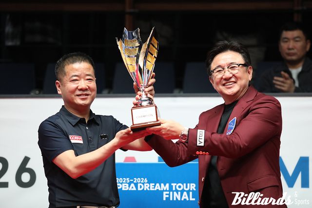 지난 시즌 드림투어 파이널 우승을 차지한 이종주와 PBA 장상진 부총재.
