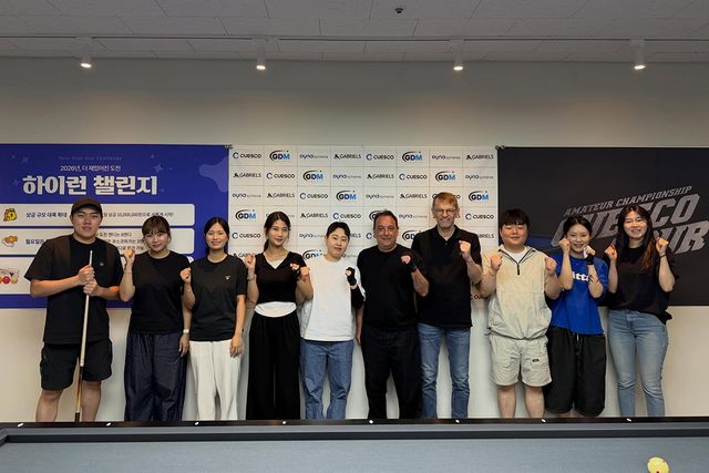 블롬달의 방한 소식에 한걸음에 달려온 조명우, 김준태 등 한국 당구 간판스타들이 함께 기념 촬영을 하고 있다. 사진=큐스코 제공