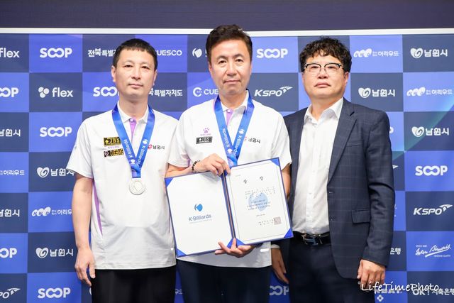 준우승을 차지한 대구의 정연철과 김휘동. 오른쪽은&nbsp;남원당구연맹 김희원 회장,