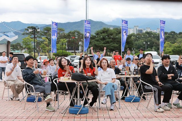 남원시민과 대회 관계자들이 북중미 월드컵 경기를 보며 열띤 응원을 펼치고 있다. 사진=대한당구연맹 제공