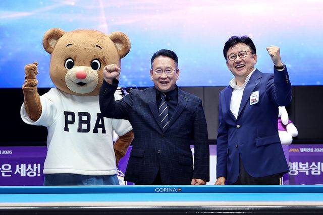 (왼쪽부터) 빌리베어, 강원랜드 전제만 ESG 상생본부장 직무대행, PBA 장상진 부총재가 5일 대회 개막식 종료 후 기념 사진을 찍고 있다.
