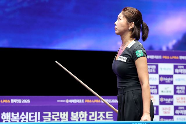 승부치기 끝에 최연주를 꺾고 16강에 진출한 김가영. 경기 도중 뜻대로 풀리지 않자 어두운 표정을 짓고 있다.