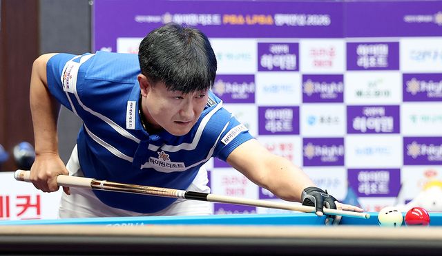 이충복(하이원리조트)이 최성원(휴온스)과 벌인 진검승부에서 3-2로 극적인 역전승을 거두며 16강에 진출했다.&nbsp; 사진=PBA 제공