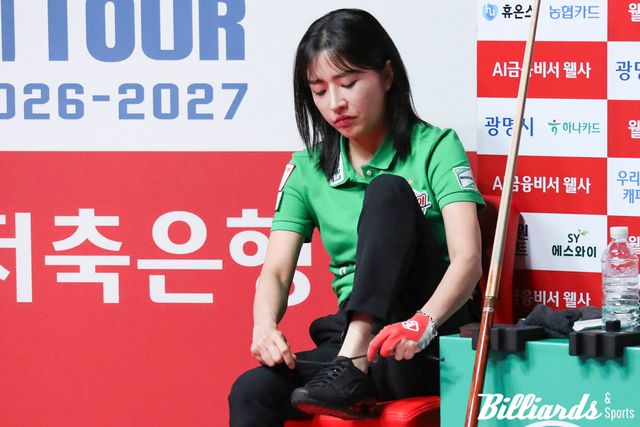 경기를 앞둔 한슬기가 신발끈을 다시 묶으며 경기를 준비하고 있다. 사진=광명/김민영 기자