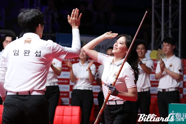 하림이 휴온스를 4-2로 제압하며 승점 3을 추가, 단독 선두를 지켰다. 사진은 4세트 혼합복식에서 호흡을 맞춘 정보윤-임완섭. 사진=광명/이용휘 기자