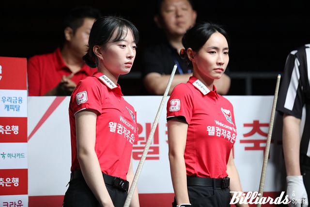 2세트에서 호흡을 맞춘 웰컴저축은행의 최봄이-최혜미