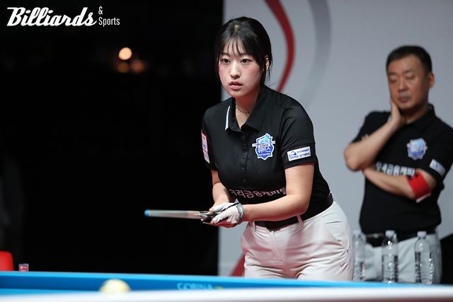 2세트에 스롱 피아비와 호흡을 맞춰 김민아-김보미를 9:2로 제압한 우리금융캐피탈의 장가연.