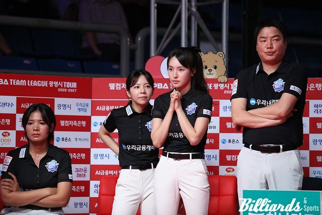 우리금융캐피탈의 스롱 피아비, 김민영, 김지연3, 강민구가 진지하게 경기를 지켜보고 있다.