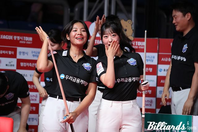 2세트를 따낸 우리금융캐피탈의 스롱 피아비-장가연이 준비한 세리머니를 펼치고 있다