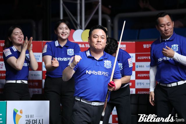 1라운드 마지막 경기에서 크라운해태를 4-0으로 완파하며 자신감을 회복한 NH농협카드의 주장 조재호가 3세트 역전승 후 주먹을 불끈 쥐고 있다. 사진=광명/이용휘 기자