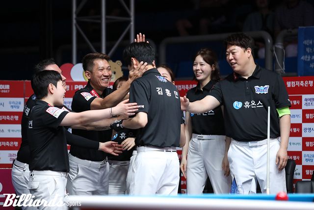 5세트 마무리에 성공한 김홍민을 대견해 하는 휴온스 선수들.
