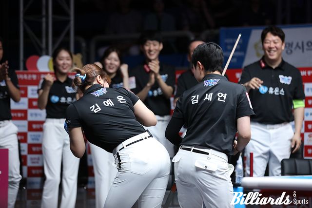 2세트에서 승리한 김예은과 김세연이 독특한 세리머니를 펼치고 있다.