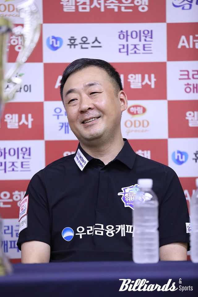 주장 엄상필이 기자들의 질문에 답하고 있다.