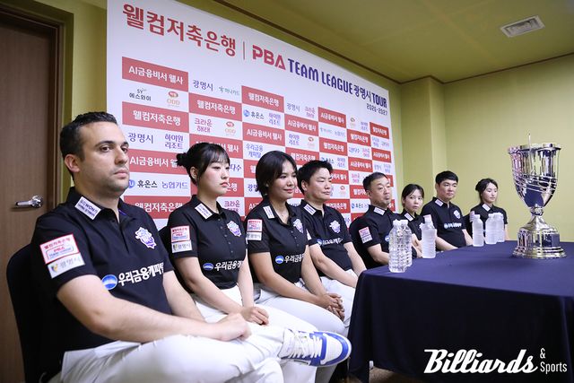우승 직후 기자회견 중인 우리금융캐피탈.