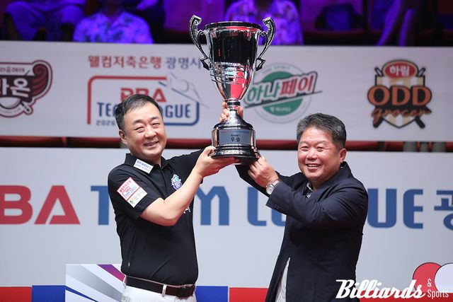 우리금융캐피탈의 주장 엄상필이 '웰컴저축은행 PBA 팀리그 광명시 투어 2026-2027' 1라운드 우승 트로피를 받고 있다. 오른쪽은 광명시체육회 유상기 회장. 사진=광명/이용휘 기자