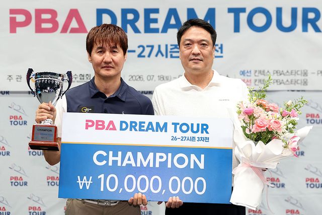 우승을 차지한 박기호와 준우승 최연길이 나란히 포즈를 취하고 있다.&nbsp;