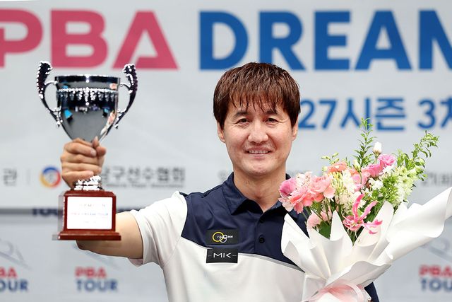 프로당구 데뷔 후 첫 우승 트로피를 차지한 박기호가 밝게 웃고 있다. 사진=PBA 제공