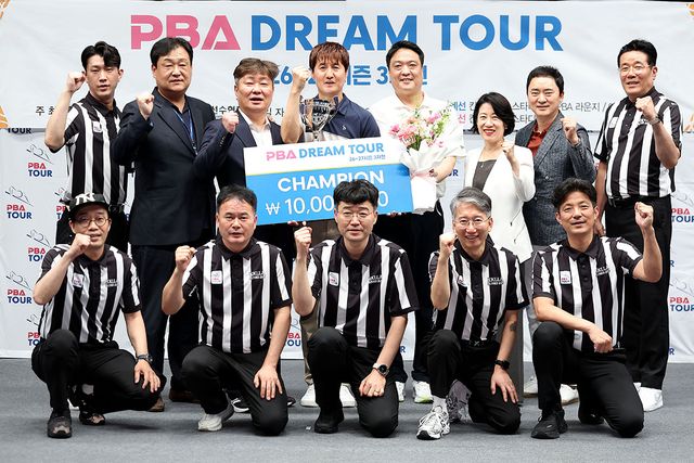 우승자 박기호(윗줄 가운데)가 준우승자 최연길과 심판 및 대회 관계자들과 함께 기념사진을 찍고 있다.