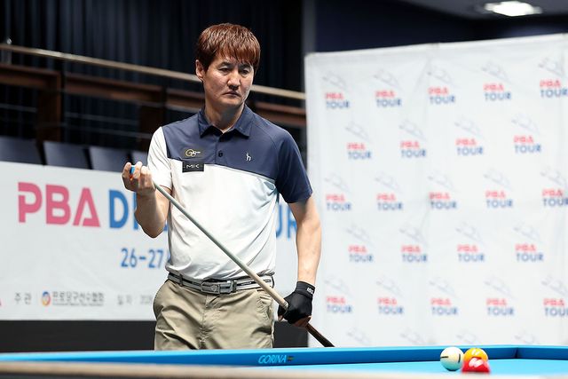 박기호가 결승전에서 신중하게 샷을 고민하고 있다.