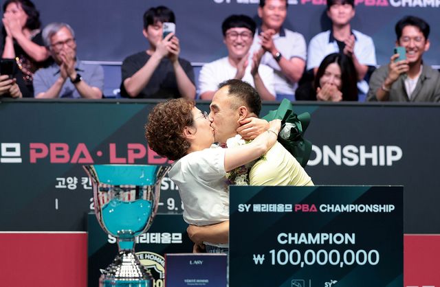 우승 후 시상식에서 아내와 입맞춤하는 이승진. PBA 제공