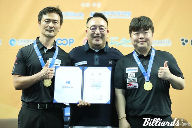 조명우와 아버지 조지언과 함께 '제5회 인천광역시장배 전국당구대회' 복식전에서 첫 우승을 차지하며 '부자 당구팀'의 복식전 우승이라는 새 이정표를 세웠다. 시상식에서 금메달을 목에 건 조지언과 조명우. 가운데는 인천시당구연맹 이혁재 회장. 사진=인천/이용휘 기자