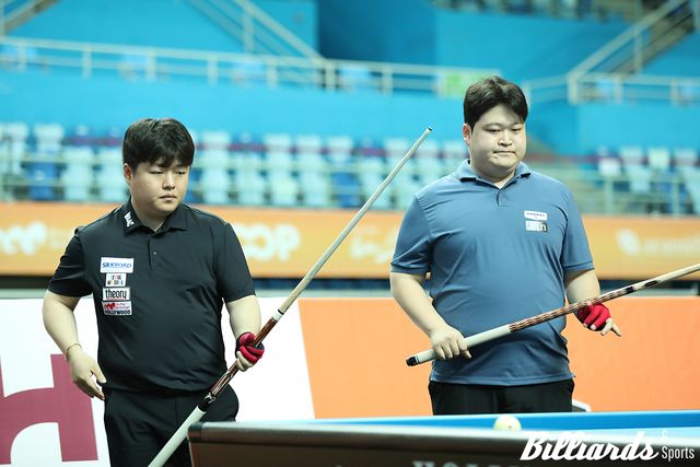 결승전을 앞두고 뱅킹을 위해 나란히 선 조명우와 손준혁