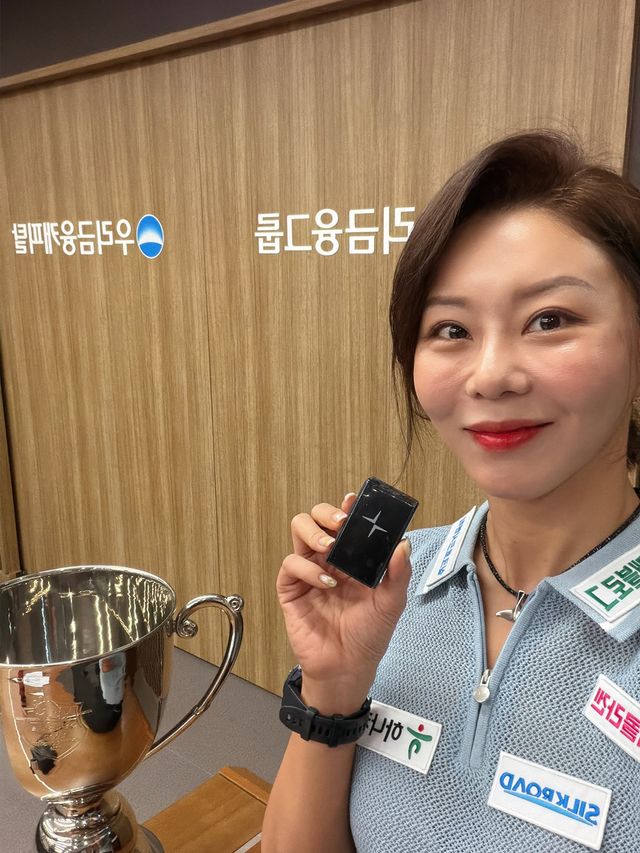 개막전 우승 부상으로 받은 폴스타 4의 키를 들고 웃고 있는 김가영. 사진=김가영 SNS