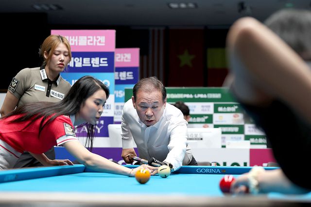 개막식에 앞서 홍성균 부회장의 시타 연습을 돕고 있는 이우경과 권발해, 한지은.
