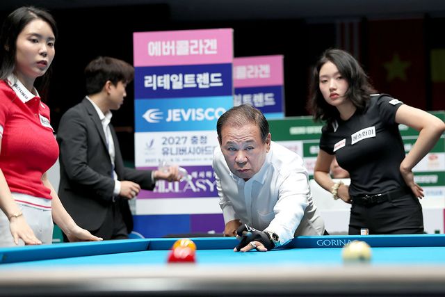에스와이 빌더스의 한지은(오른쪽), 이우경(왼쪽)가 개막식 시타를 앞둔 홍성균 에스와이 부회장에게 원포인트 레슨을 하고 있다. 사진=PBA 제공