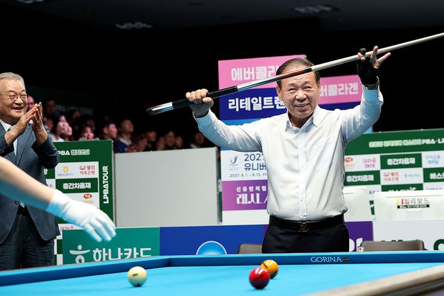 성공적인 시타 후 큐를 번쩍 들고 기뻐하는 에스와이의 홍성균 부회장.