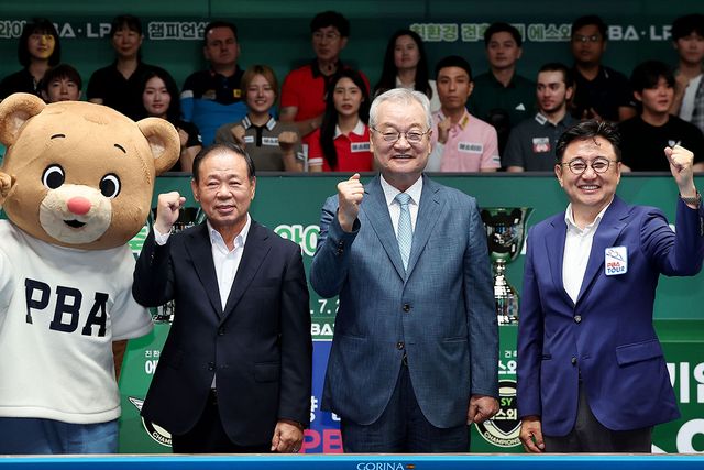 (왼쪽부터) 빌리베어, 에스와이 홍성균 부회장, PBA 윤영달 총재, PBA 장상진 부총재가 28일 '고양 킨텍스 PBA 스타디움'에서 개막식이 끝나고 기념 사진을 찍고 있다.