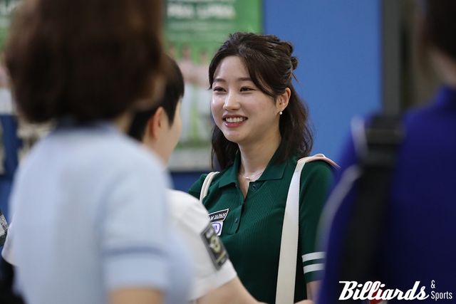 매 경기 1점대의 애버리지로 16강에 오른 조예은에게 동료들이 축하를 전하고 있다. 사진=고양/이용휘 기자