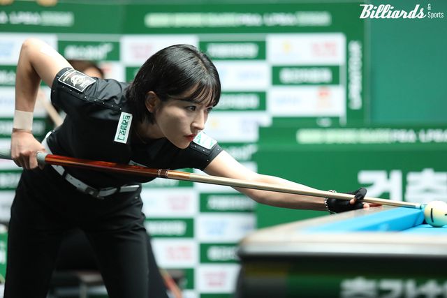 한슬기는 전날 16강전을 패배 직전에 9:8로 뒤집어 김가영(하나카드)을 3-2로 꺾었고, 이번 8강전 역시 세트스코어 1-2에서 3-2로 역전승을 거두고 준결승에 진출했다.